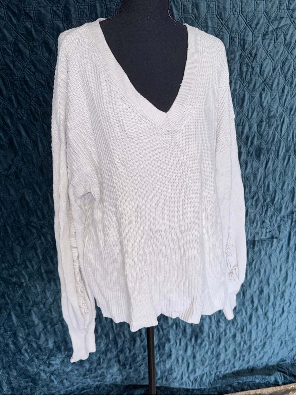 Express Cream V-Neck Ribbed Knit Sweater